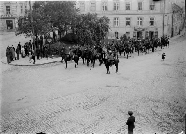 Císařské manévry na Křižíkově náměstí   manévry,Tábor,voják,uniforma,Křížikovo náměstí