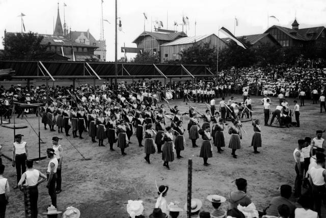 Cvičení sokolek na Krajinské výstavě v Táboře 1902