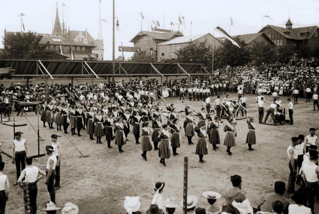 Cvičení sokolek na Krajinské výstavě v Táboře 1902