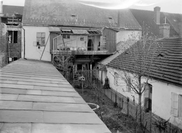 Dům 516, pohled z ateliéru na dlouhou chodbu a domek, kde bydleli Šechtlovi s Aninkou. Uprostřed záběru původní Seikův atelier.   Tábor,Šechtl,ateliér