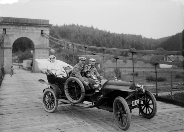Na řetězovém mostě v Podolí  automobil francouzské výroby Sizaire-Naudin, před rokem 1910  auto určil Ing. Josef Kubišta, děkujeme. OII 913 je určitě táborská značka. Foto... Podolí,most,auto,Vltava