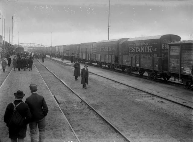 Stěhování vídeňských Čechů 20.12.   nádraží,vlak,reportáž