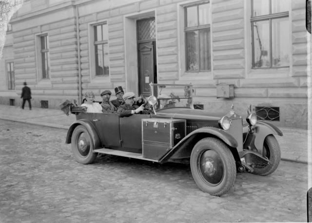 V autě  auto Steyr šestiválec, Petr Hošťálek auto,skupina