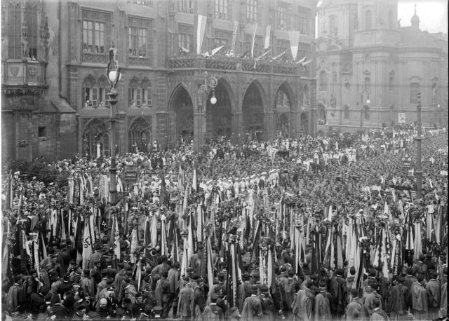 4. - Starosměstské náměstí při Všesokolském sletu 1920   Šechtl,skupina