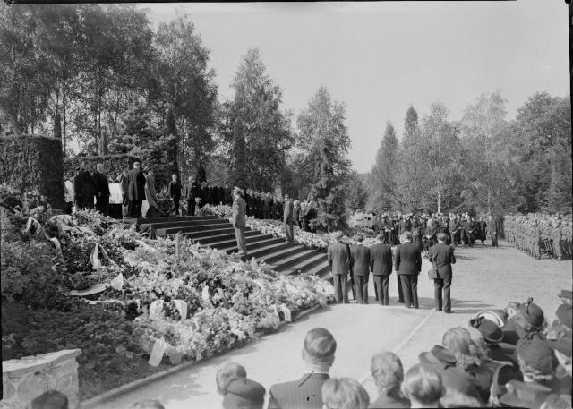 Pohřeb presidenta E: Beneše   President E. Beneš,pohřeb,vila Sezimovo Ústí