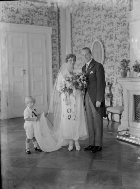 Svatba, Deym  Mladomanželé jsouMaria Sofia Leopoldine Antonia Elisabeth Editha hraběnka Deymov... svatba, Deym,postava,interier