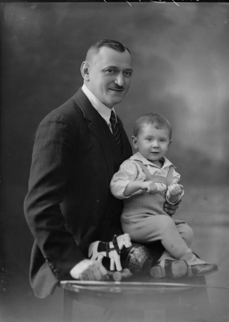 Josef Šechtl - Pupa *1925 s tátou   Rodinné, Josef Šechtl