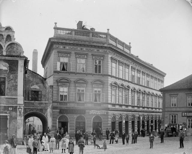 Žižkovo náměstí, nyní hotel Nautilus Karel Kreman, velký a malý prodej mlýnských výrobků z prvního strojního mlýna J. Hrubeše v Táboře  Tábor,náměstí