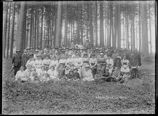 Na Křemešníku lesní sjezd lesníků  popisek na papíru: Na Křemešníku lesní sjezd lesníků v roce 1914. Lesník Pejkart skupina