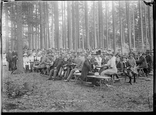 Na Křemešníku lesní sjezd lesníků  popisek va papíru: Na Křemešníku lesní sjezd lesníků v roce 1914. Lesník Pejkart skupina