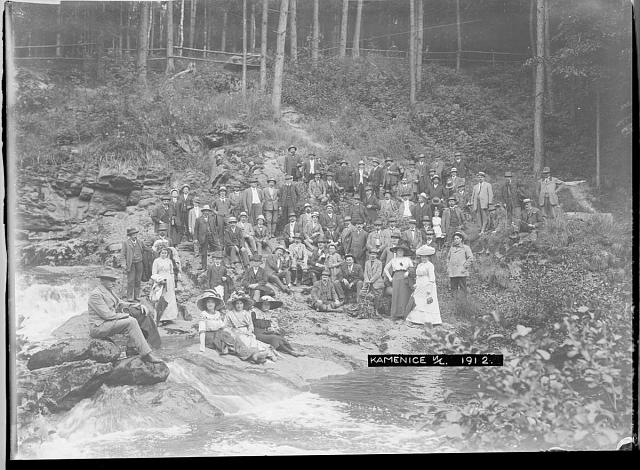 Na Křemešníku lesní sjezd lesníků  popisek na papíru: Na Křemešníku lesní sjezd lesníků v roce 1914. Lesník Pejkart skupina