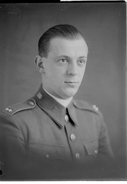 portrét vojáka v ateliéru na skleněném negativu   voják,portrét,uniforma