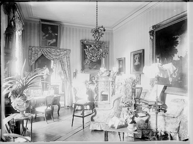 interier s křesílky a obrazy  Na víku: Princ Rohan r. 1902 na Choustníku interier,zánek,Choustník,Rohan