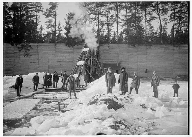 těžba ledu Sudoměřice  v popředí majitel ledárny František Střihavka(asi s chotí)a v pozadí zřejmě dozo... skupina,zima,led,technika