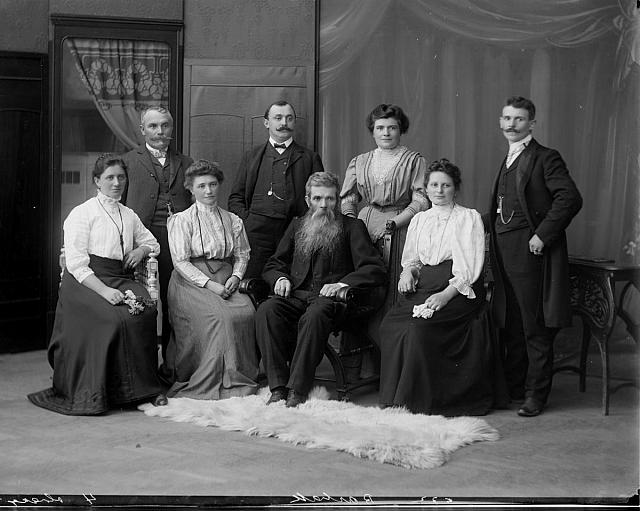skupina, Barbak  Na krabici skupiny příčné  1911 skupina