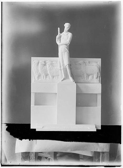 Pastýř model od J. V. Duška, náhrobek rodiny Setunských  na obálce Pacov sochy od Jana Duška sign 399 inv.č. 143  socha,Setunský