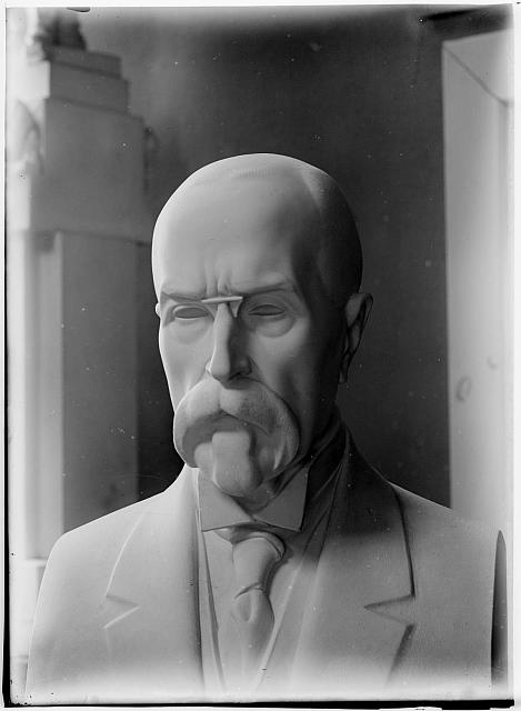T. G. Masaryk od J. V. Duška  na obálce Pacov sochy od Jana Duška sign 399 inv.č. 142  socha