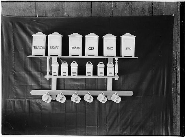Krajinská výstava Pelhřimov, expozice nádobí a kořenky  na obálce Krajinská výstava Pelhřimov  1926 sign .387 inv.č. 436 Pelhřimov,výstava