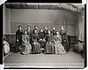 ateliér: 11 žen, z toho 4 sedící, uprostřed stoleček