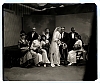 Svatební ateliérové foto - 9 členů skupiny (dáma v kloubouku bez partnera, ostatní do páru)