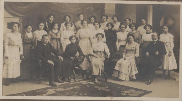 Skupina dívek  Tůmová Marie, narozena 1894, je třetí z leva skupina,Marie Tůmová