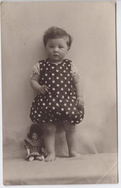 Věra Slabá  narozená 1923 portrét,dítě