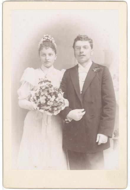 Děda Richard Hrdlička s babičkou Karolínou, rozenou Ťoupalíkovou, svatební den 9. června 1894 pani Alena TichýLukšičková  portrét,