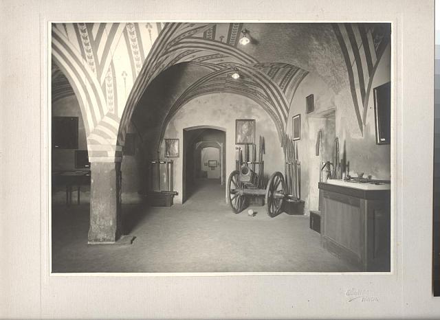 Interier muzea, Žižkova síň 1  kopie Videňské houfnice z 15. století z roku 1906 z Husovy výstavy radnice,muzeum,interier