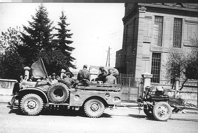 Květen 1945  Sovětští vojáci s americkým vozidlem Dodge WC-51 s připojenou kolesnou a dělem. ... sovětská armáda,Tábor,osvobození,uniforma,auto