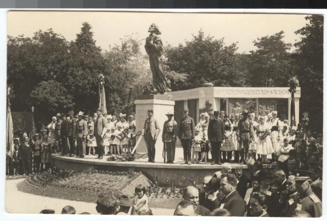Husův pomník 6.7. 1928  Odhalení pomníku mistra Jana Husa v parku u nádraží dne 6. července 1928. K digi... Husův park,Bílek,Jan Hus