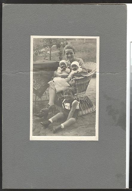 Irma Kroupová s dvoujčaty Irmou a Věrou a synem Jiřím 14. 7. 1922  k digitalizaci zapůjčil a určil Ing. Jiří Kroupa Kroupa