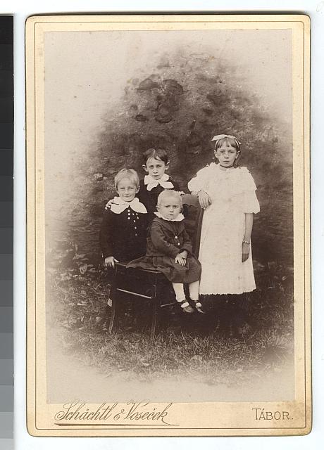 vpravo maminka JUDr. Růžka, sedící generál Slunéčko  dar rodiny Růžků Růžek,dítě