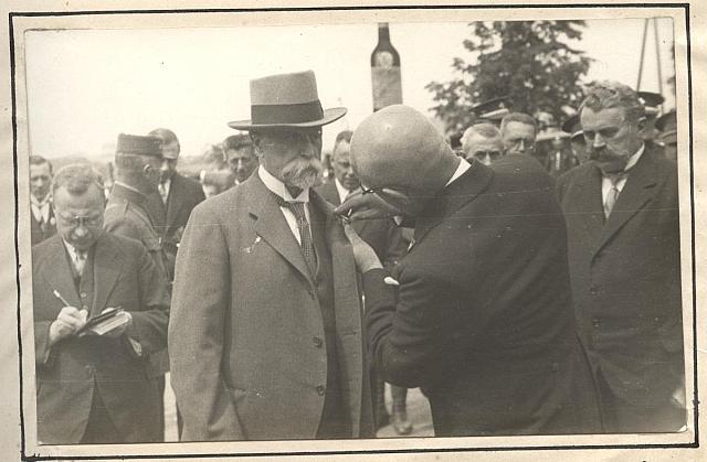 Starosta Soumar připíná presidentovi Masarykovi odznak výstavy   Hlahol