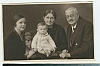 malý Josef Šechtl s prarodiči, sestrou a psem