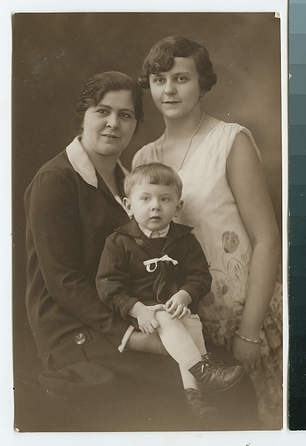 malý Josef Šechtl s Boženou a Lídou 26.4. 1927   dítě