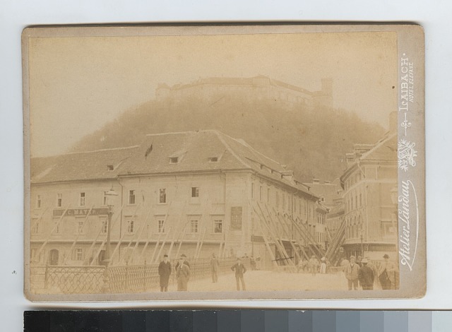 Spitalsgasse mit dem Schlosshong ? (Lublaň před Plečnikovou úpravou)  ze sbírek Šechtl Voseček  kabinetka