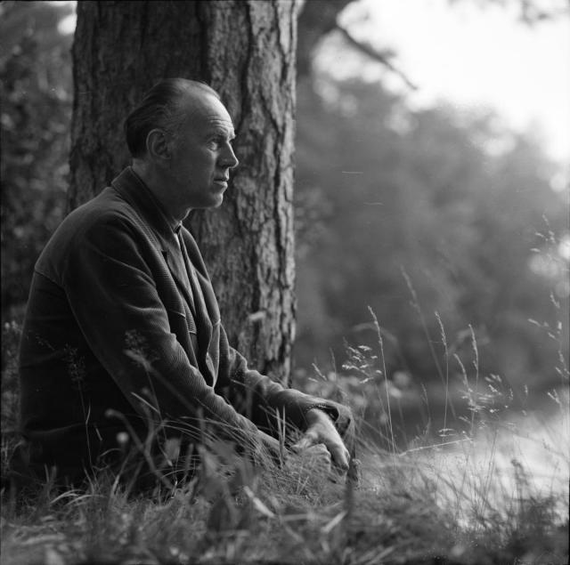 František Hrubín (17.9. 1910 - 1.3. 1971), český básník, dramatik a prozaik a překladatel  Fotografován v Chlumu u Třeboně u rybníka Hejtmana portrét