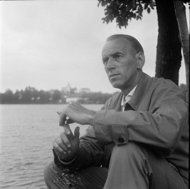František Hrubín (17.9. 1910 - 1.3. 1971), český básník, dramatik a prozaik a překladatel  Fotografován v Chlumu u Třeboně u rybníka Hejtmana portrét,František Hrubín