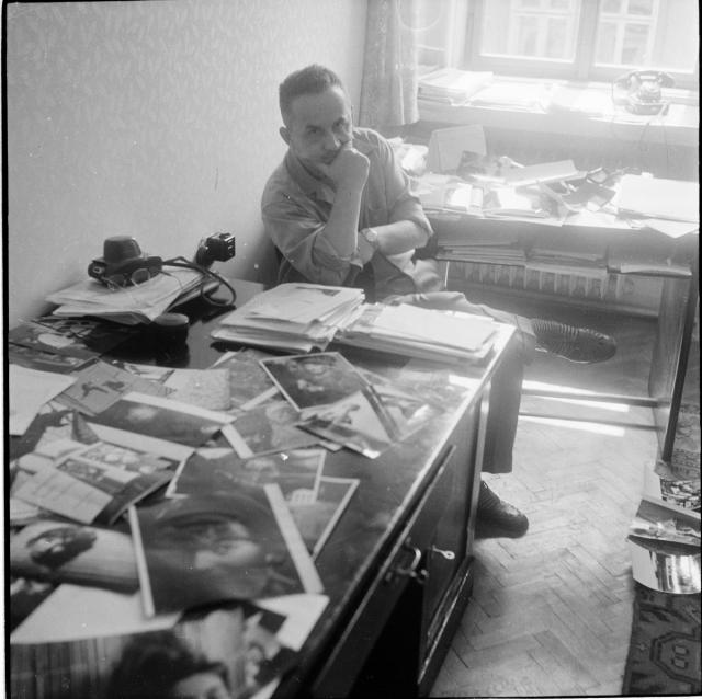Václav Jírů (1910-1980), fotograf a redaktor Fotorevue  Fotografováno v redakci Václav Jírů,fotograf