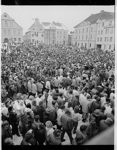 listopad 1989   manifestace,Tábor,náměstí
