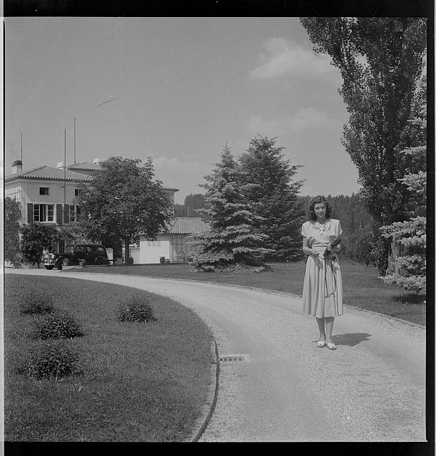 Marie Šechtlová v zahradě vily, auto   Edvard Beneš,prezident,Sezimovo Ústí