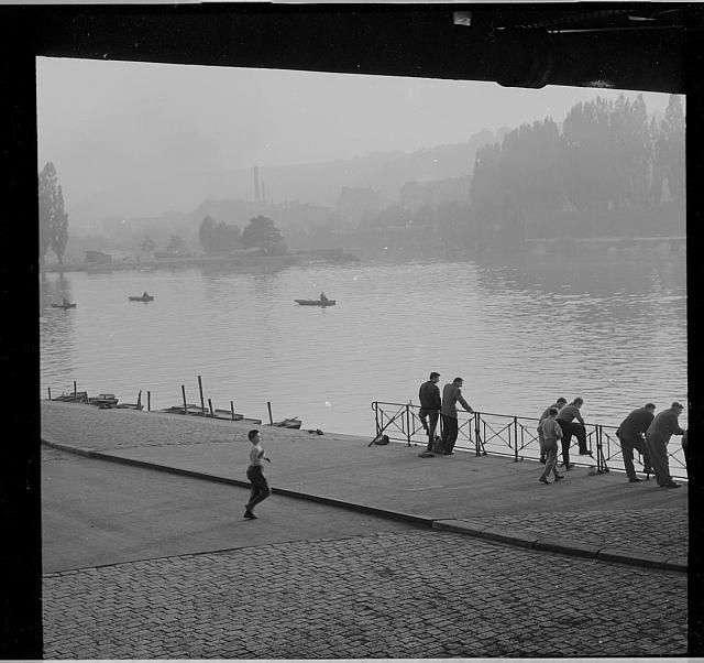 Vltava náplavka pod železničním mostem. z mlhy vystupuje cíp císařské louky  Určil Pavel Fris  Děkujeme Praha