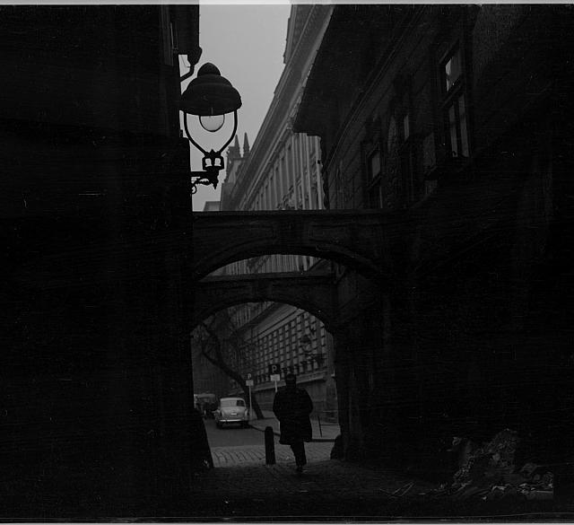 lampa  nikon/nfilm2907 –pohled z bezejmenné uličky do ulice Betlémské na budovu SPŠS st... Praha
