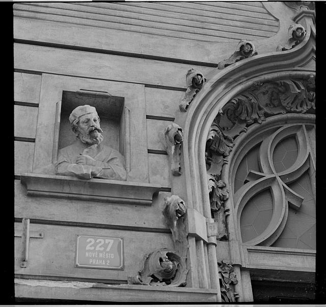 Nové město Praha Dům na struze 227  Datovala Jana Pokorná socha
