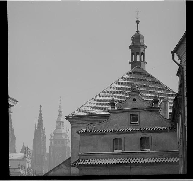 Praha  na obálce zvětšované nikon/nfilm4028 – pohled z Loretánské ulice na věže Sv, Vít... Praha