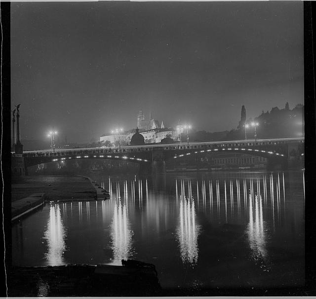 v noci  na obálce zvětšované Praha