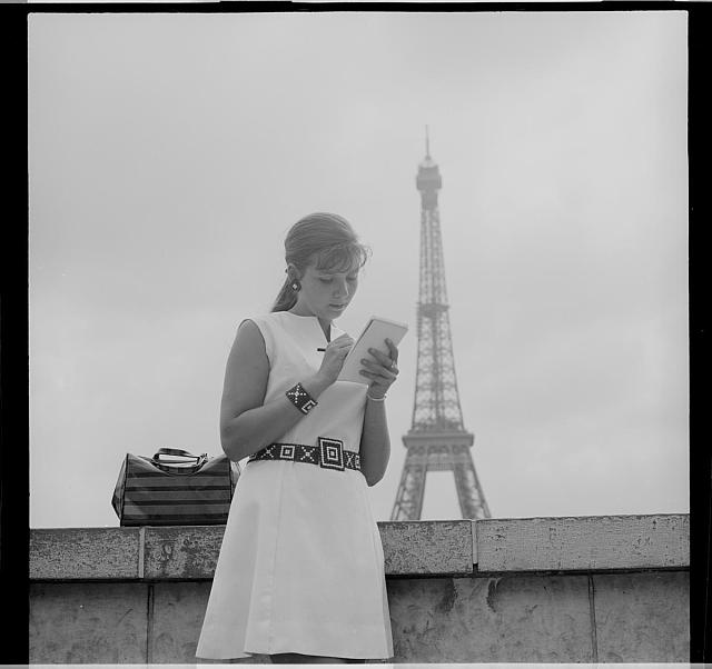 Marie M. Šechtlová s Eiffelovkou  na obálce 27 čb 8 bar 233-259+267 260-266 200 Paříž