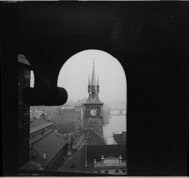 Praha  na obálce 11. 12-69-3941 nikon/nfilm4119 – pohled ze Staroměstské mostecké věže ... Praha
