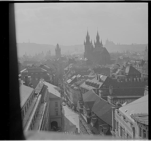 Praha  na obálce 12-69-3941 nikon/nfilm4967 – orloj na Staroměstském náměstí Pavel Vlče... Praha