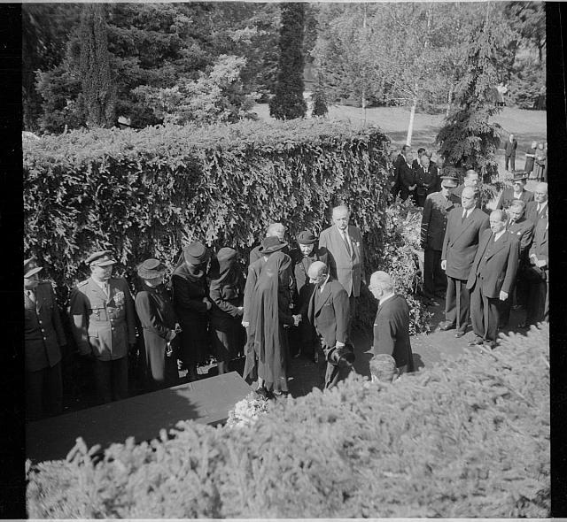 Pohřeb Edvarda Beneše a paní Hana Benešová v Sezimově Ústí   Edvard Beneš,prezident,pohřeb